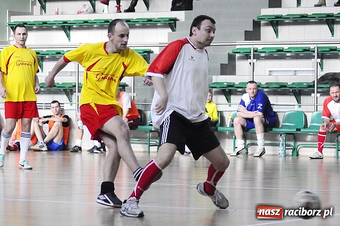 Zdjęcie w galerii na portalu naszraciborz.pl: Puchar prezesa w rękach Budanu wiadomości z regionu