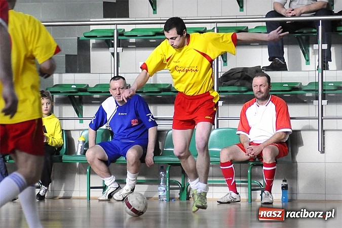 Zdjęcie w galerii na portalu naszraciborz.pl: Puchar prezesa w rękach Budanu wiadomości z regionu