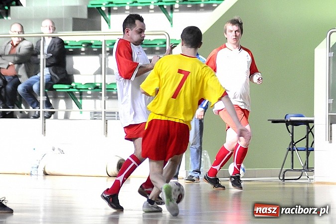 Zdjęcie w galerii na portalu naszraciborz.pl: Puchar prezesa w rękach Budanu wiadomości z regionu