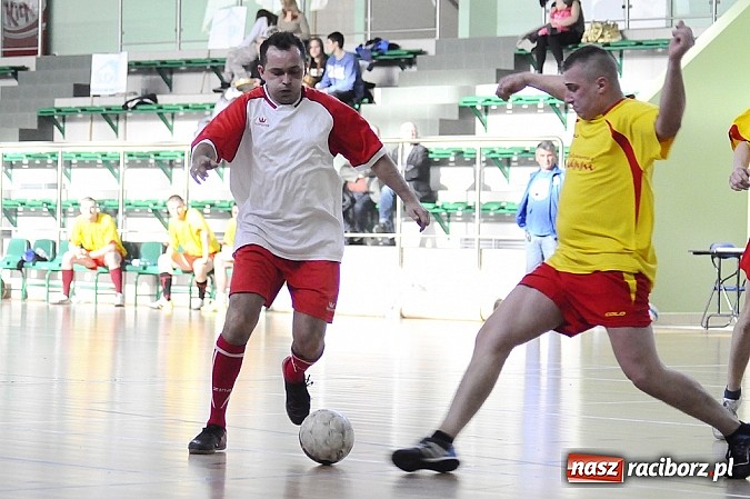 Zdjęcie w galerii na portalu naszraciborz.pl: Puchar prezesa w rękach Budanu wiadomości z regionu