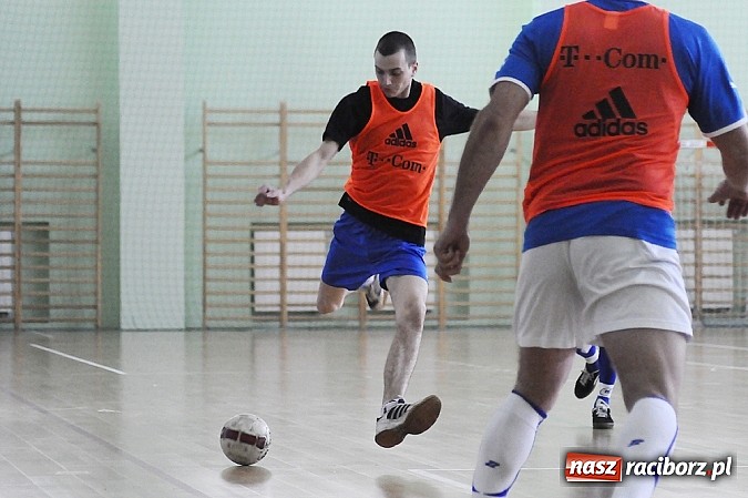 Zdjęcie w galerii na portalu naszraciborz.pl: Puchar prezesa w rękach Budanu wiadomości z regionu