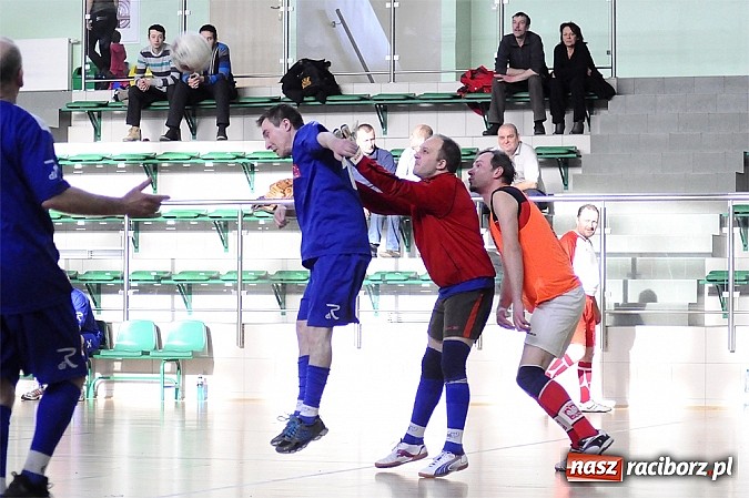 Zdjęcie w galerii na portalu naszraciborz.pl: Puchar prezesa w rękach Budanu wiadomości z regionu