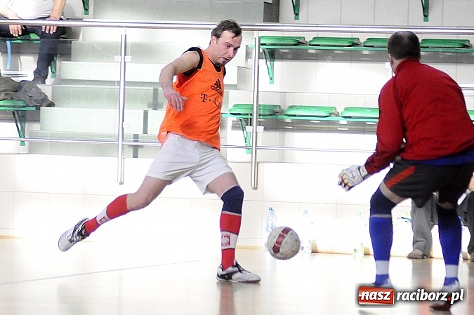 Zdjęcie w galerii na portalu naszraciborz.pl: Puchar prezesa w rękach Budanu wiadomości z regionu