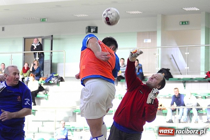 Zdjęcie w galerii na portalu naszraciborz.pl: Puchar prezesa w rękach Budanu wiadomości z regionu