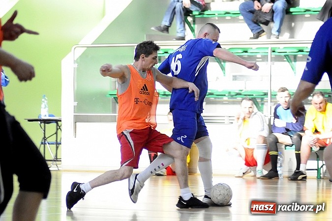 Zdjęcie w galerii na portalu naszraciborz.pl: Puchar prezesa w rękach Budanu wiadomości z regionu