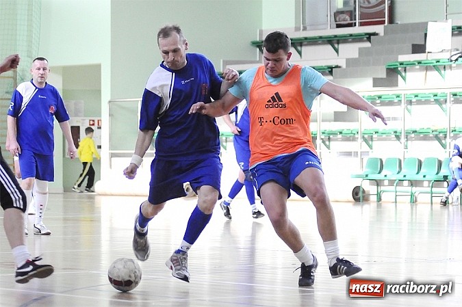 Zdjęcie w galerii na portalu naszraciborz.pl: Puchar prezesa w rękach Budanu wiadomości z regionu