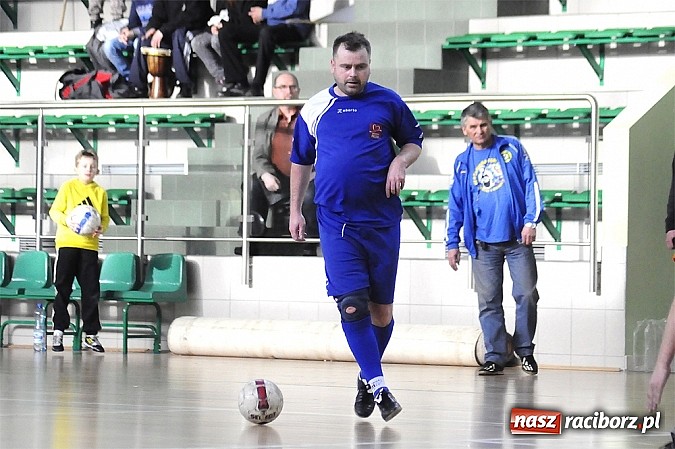 Zdjęcie w galerii na portalu naszraciborz.pl: Puchar prezesa w rękach Budanu wiadomości z regionu