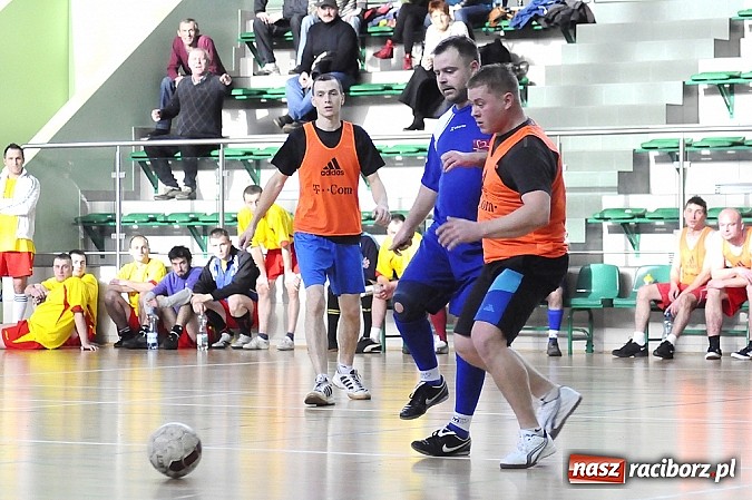 Zdjęcie w galerii na portalu naszraciborz.pl: Puchar prezesa w rękach Budanu wiadomości z regionu