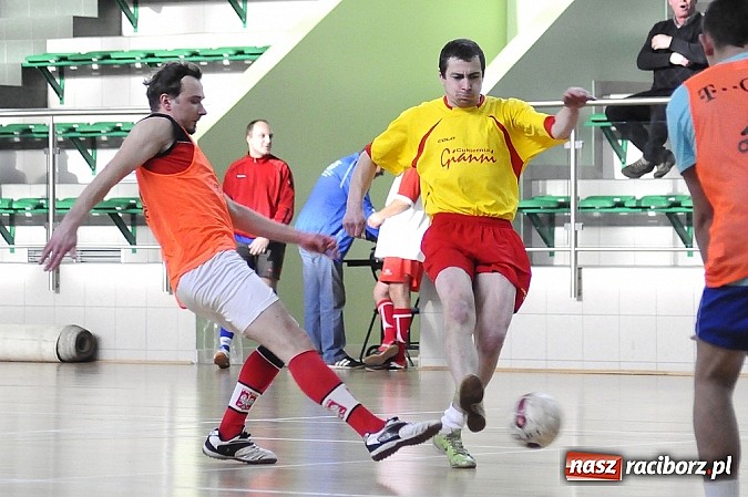 Zdjęcie w galerii na portalu naszraciborz.pl: Puchar prezesa w rękach Budanu wiadomości z regionu