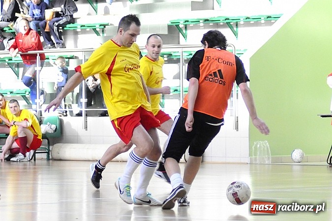 Zdjęcie w galerii na portalu naszraciborz.pl: Puchar prezesa w rękach Budanu wiadomości z regionu