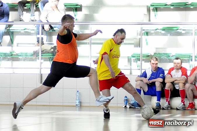 Zdjęcie w galerii na portalu naszraciborz.pl: Puchar prezesa w rękach Budanu wiadomości z regionu