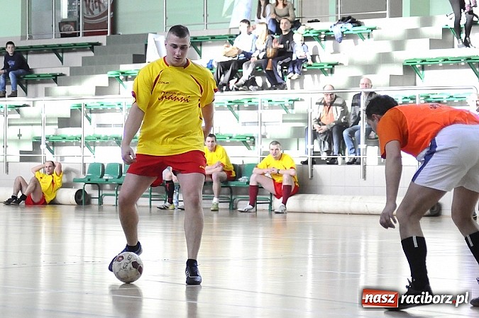 Zdjęcie w galerii na portalu naszraciborz.pl: Puchar prezesa w rękach Budanu wiadomości z regionu