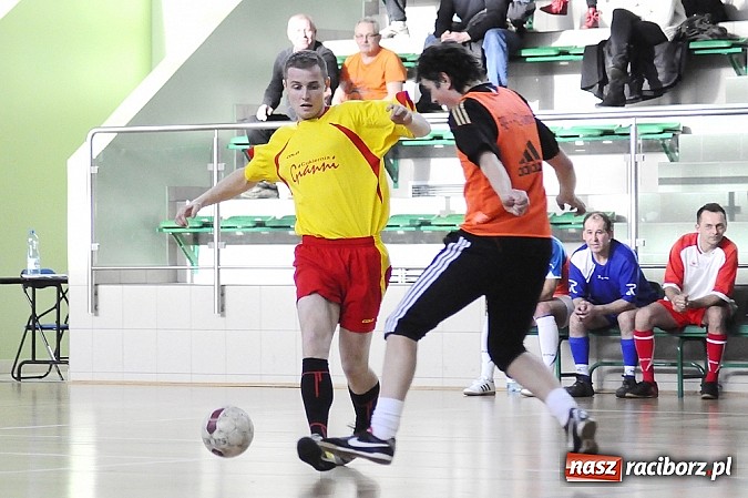 Zdjęcie w galerii na portalu naszraciborz.pl: Puchar prezesa w rękach Budanu wiadomości z regionu