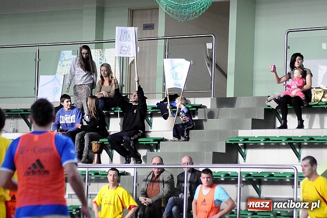 Zdjęcie w galerii na portalu naszraciborz.pl: Puchar prezesa w rękach Budanu wiadomości z regionu