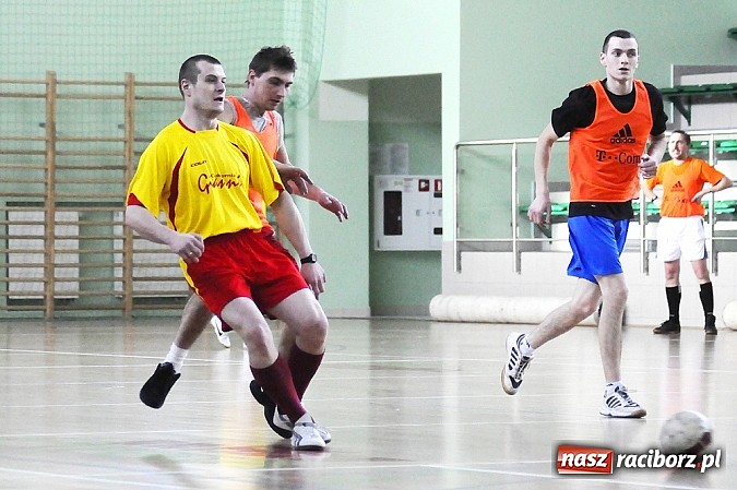 Zdjęcie w galerii na portalu naszraciborz.pl: Puchar prezesa w rękach Budanu wiadomości z regionu