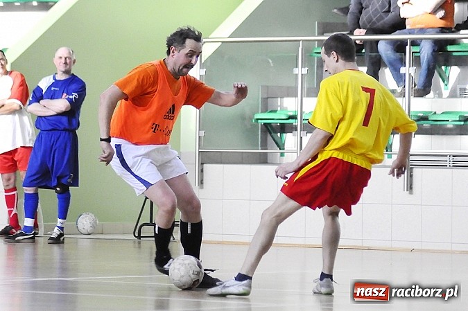 Zdjęcie w galerii na portalu naszraciborz.pl: Puchar prezesa w rękach Budanu wiadomości z regionu