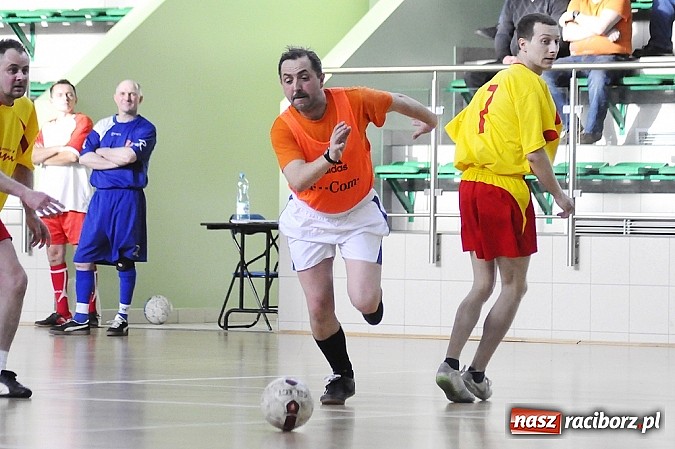 Zdjęcie w galerii na portalu naszraciborz.pl: Puchar prezesa w rękach Budanu wiadomości z regionu