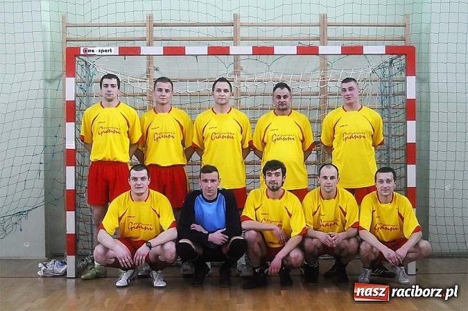 Zdjęcie w galerii na portalu naszraciborz.pl: Puchar prezesa w rękach Budanu wiadomości z regionu