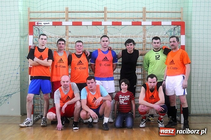 Zdjęcie w galerii na portalu naszraciborz.pl: Puchar prezesa w rękach Budanu wiadomości z regionu