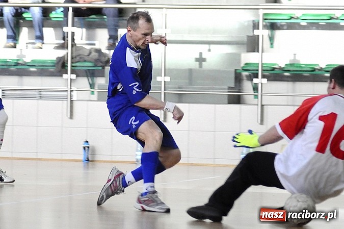 Zdjęcie w galerii na portalu naszraciborz.pl: Puchar prezesa w rękach Budanu wiadomości z regionu