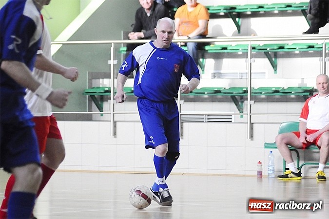 Zdjęcie w galerii na portalu naszraciborz.pl: Puchar prezesa w rękach Budanu wiadomości z regionu