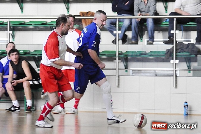 Zdjęcie w galerii na portalu naszraciborz.pl: Puchar prezesa w rękach Budanu wiadomości z regionu