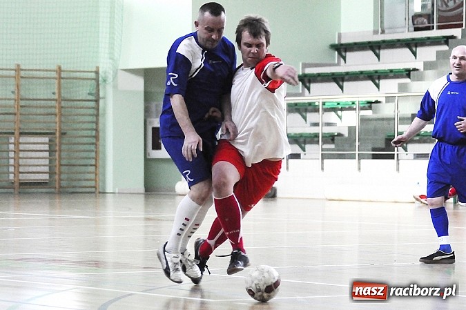 Zdjęcie w galerii na portalu naszraciborz.pl: Puchar prezesa w rękach Budanu wiadomości z regionu