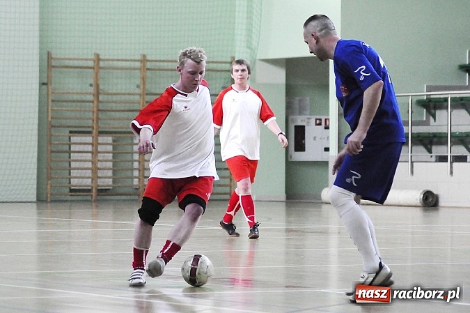 Zdjęcie w galerii na portalu naszraciborz.pl: Puchar prezesa w rękach Budanu wiadomości z regionu