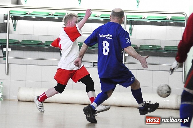 Zdjęcie w galerii na portalu naszraciborz.pl: Puchar prezesa w rękach Budanu wiadomości z regionu