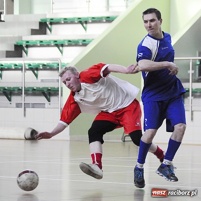 Zdjęcie w galerii na portalu naszraciborz.pl: Puchar prezesa w rękach Budanu wiadomości z regionu