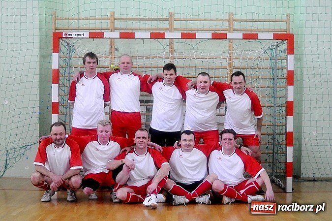 Zdjęcie w galerii na portalu naszraciborz.pl: Puchar prezesa w rękach Budanu wiadomości z regionu