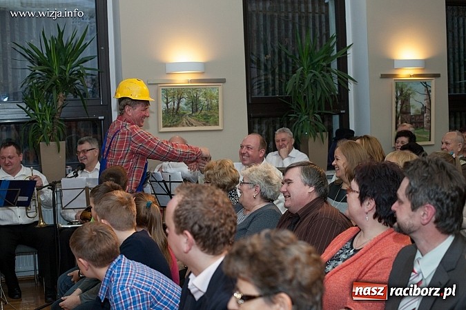 Zdjęcie w galerii na portalu naszraciborz.pl: Kabaret z Bolesławia rozbawił w Tworkowie publiczność do łez wiadomości z regionu