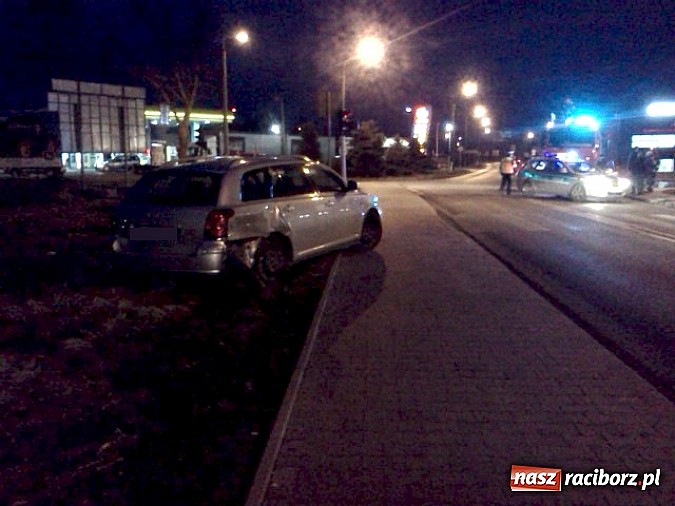 Zdjęcie w galerii na portalu naszraciborz.pl: Kraksa na mycie. Zderzyła się toyota ze skodą wiadomości z regionu