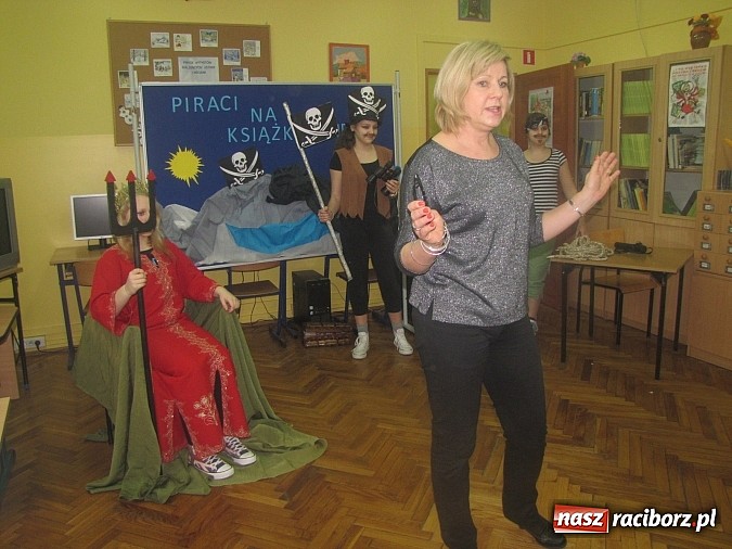 Zdjęcie w galerii na portalu naszraciborz.pl: Kto czyta, jest bogaty. Uczniowie Ia z SP 13 pasowani na Czytelników wiadomości z regionu