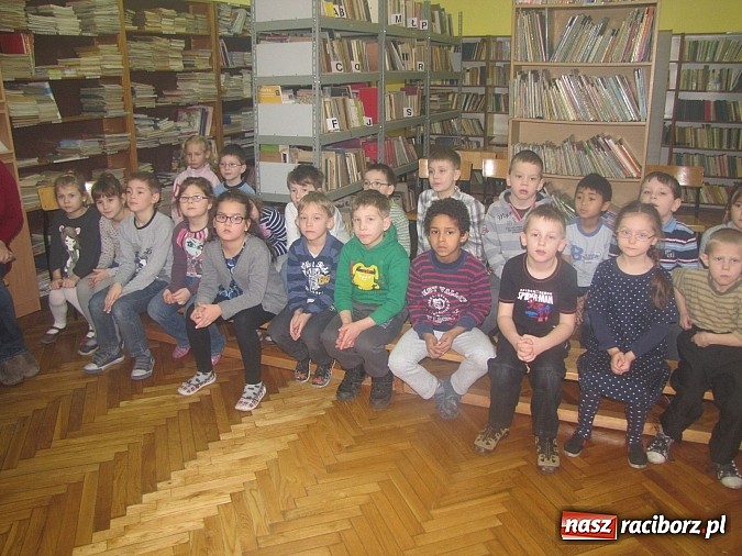 Zdjęcie w galerii na portalu naszraciborz.pl: Kto czyta, jest bogaty. Uczniowie Ia z SP 13 pasowani na Czytelników wiadomości z regionu