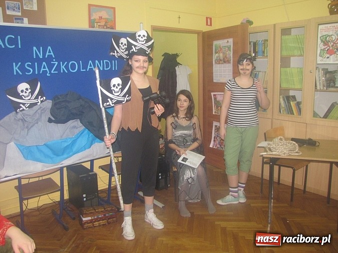 Zdjęcie w galerii na portalu naszraciborz.pl: Kto czyta, jest bogaty. Uczniowie Ia z SP 13 pasowani na Czytelników wiadomości z regionu