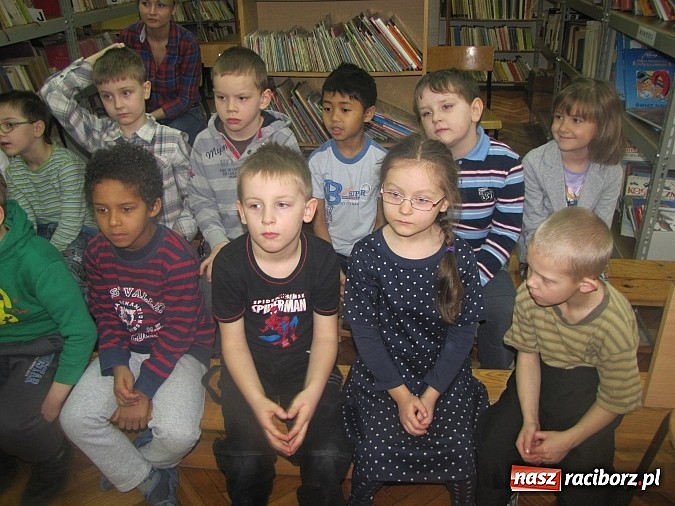 Zdjęcie w galerii na portalu naszraciborz.pl: Kto czyta, jest bogaty. Uczniowie Ia z SP 13 pasowani na Czytelników wiadomości z regionu