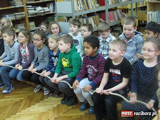 Zdjęcie w galerii na portalu naszraciborz.pl: Kto czyta, jest bogaty. Uczniowie Ia z SP 13 pasowani na Czytelników wiadomości z regionu