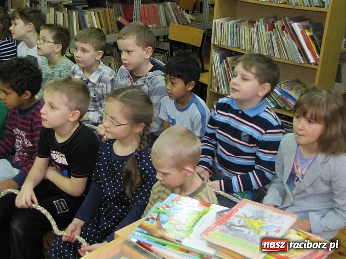 Zdjęcie w galerii na portalu naszraciborz.pl: Kto czyta, jest bogaty. Uczniowie Ia z SP 13 pasowani na Czytelników wiadomości z regionu