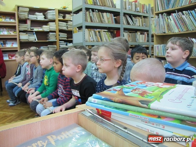 Zdjęcie w galerii na portalu naszraciborz.pl: Kto czyta, jest bogaty. Uczniowie Ia z SP 13 pasowani na Czytelników wiadomości z regionu