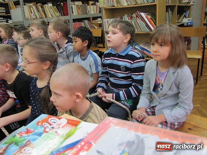 Zdjęcie w galerii na portalu naszraciborz.pl: Kto czyta, jest bogaty. Uczniowie Ia z SP 13 pasowani na Czytelników wiadomości z regionu