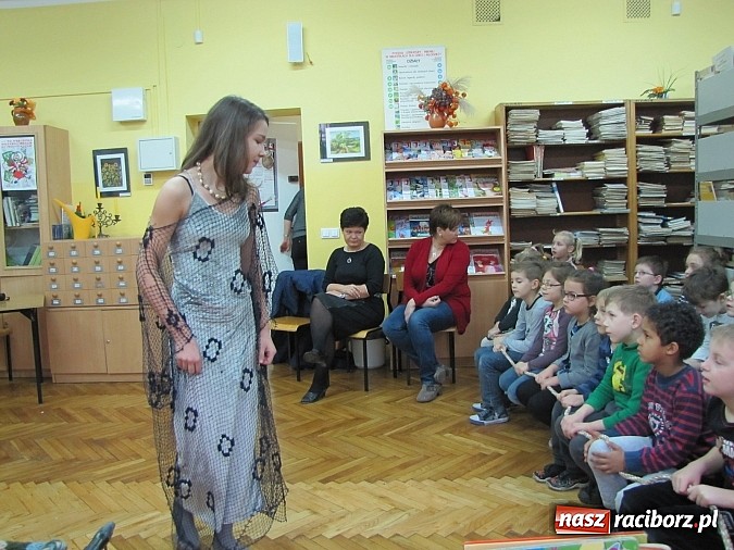 Zdjęcie w galerii na portalu naszraciborz.pl: Kto czyta, jest bogaty. Uczniowie Ia z SP 13 pasowani na Czytelników wiadomości z regionu