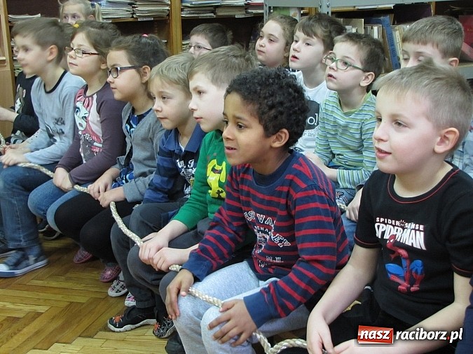 Zdjęcie w galerii na portalu naszraciborz.pl: Kto czyta, jest bogaty. Uczniowie Ia z SP 13 pasowani na Czytelników wiadomości z regionu