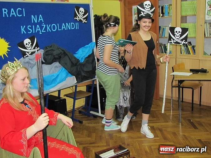 Zdjęcie w galerii na portalu naszraciborz.pl: Kto czyta, jest bogaty. Uczniowie Ia z SP 13 pasowani na Czytelników wiadomości z regionu