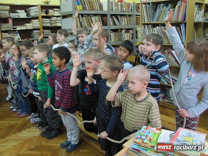 Zdjęcie w galerii na portalu naszraciborz.pl: Kto czyta, jest bogaty. Uczniowie Ia z SP 13 pasowani na Czytelników wiadomości z regionu