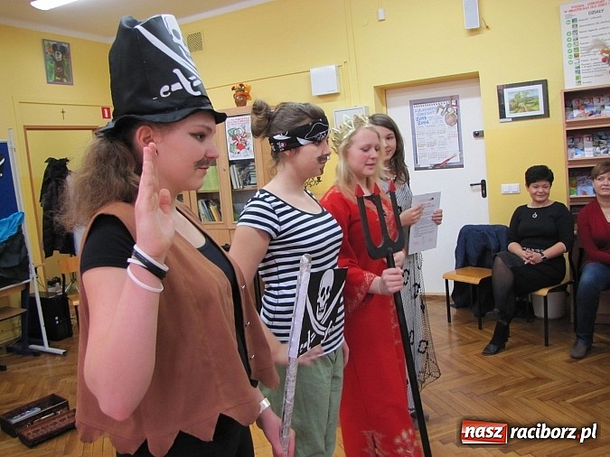 Zdjęcie w galerii na portalu naszraciborz.pl: Kto czyta, jest bogaty. Uczniowie Ia z SP 13 pasowani na Czytelników wiadomości z regionu
