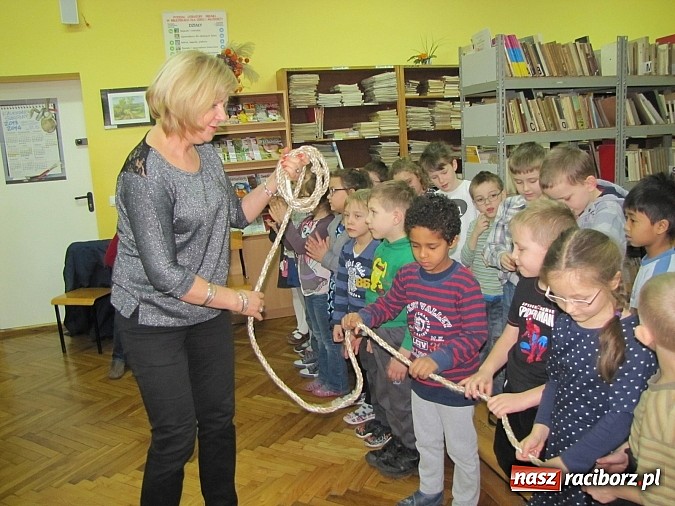 Zdjęcie w galerii na portalu naszraciborz.pl: Kto czyta, jest bogaty. Uczniowie Ia z SP 13 pasowani na Czytelników wiadomości z regionu