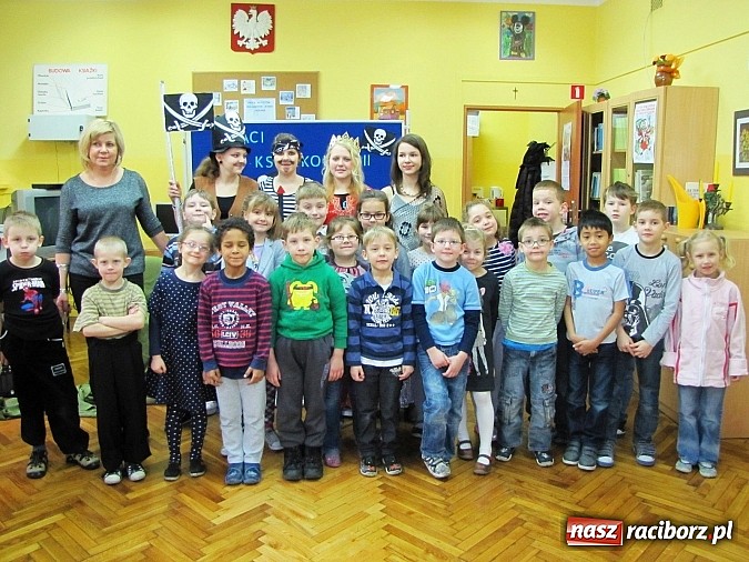 Zdjęcie w galerii na portalu naszraciborz.pl: Kto czyta, jest bogaty. Uczniowie Ia z SP 13 pasowani na Czytelników wiadomości z regionu