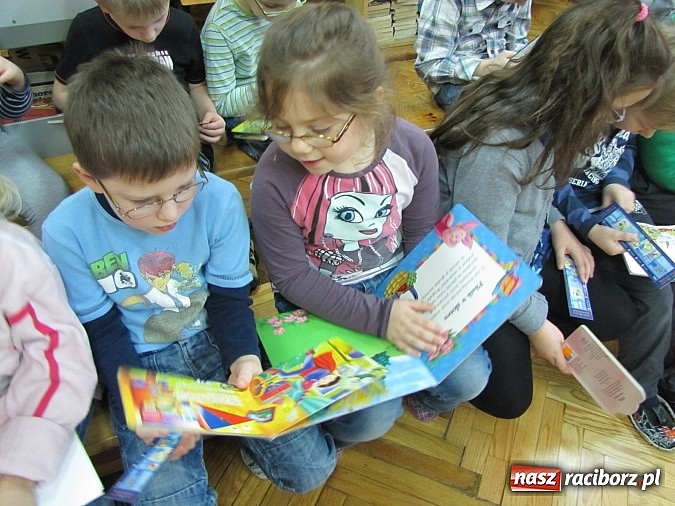 Zdjęcie w galerii na portalu naszraciborz.pl: Kto czyta, jest bogaty. Uczniowie Ia z SP 13 pasowani na Czytelników wiadomości z regionu