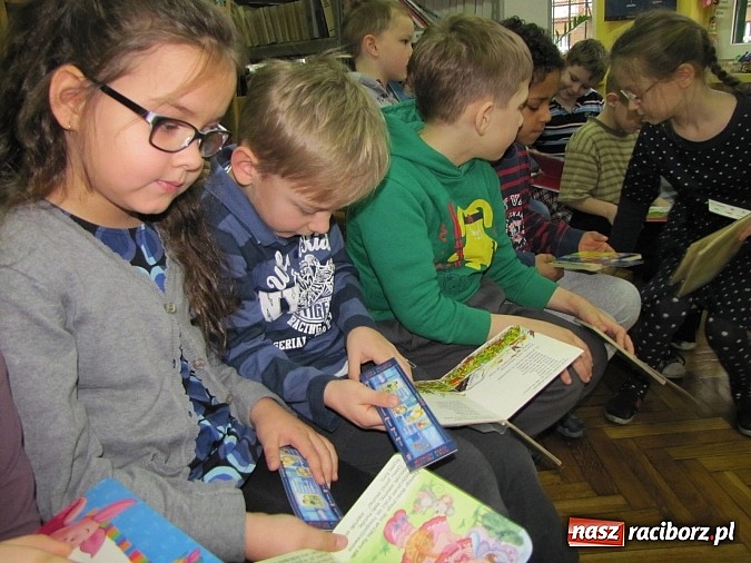 Zdjęcie w galerii na portalu naszraciborz.pl: Kto czyta, jest bogaty. Uczniowie Ia z SP 13 pasowani na Czytelników wiadomości z regionu